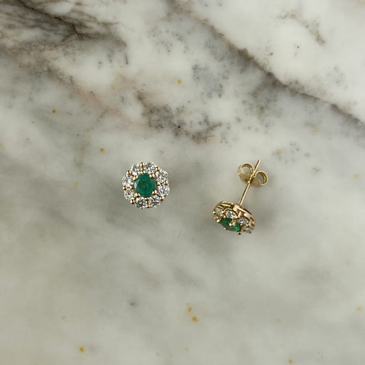 Aretes en oro amarillo 14k con esmeraldas redondas 0.62ctw y halo de diamantes 0.75ctw