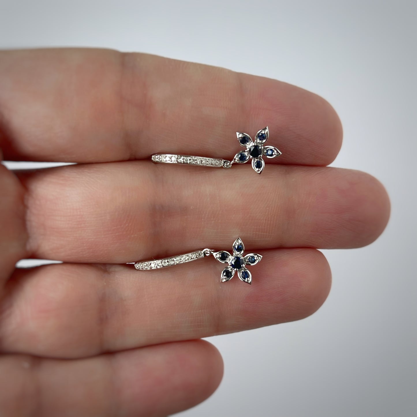 Argollas de diamantes 0.12ctw en oro blanco 10k con flor colgante de zafiros