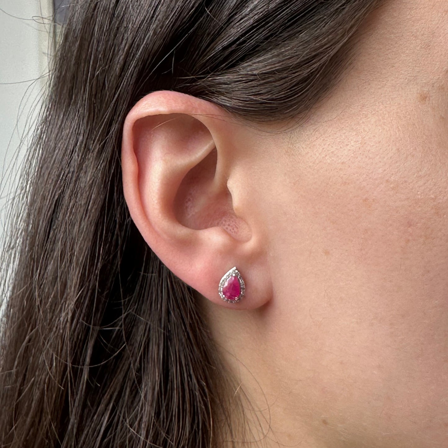 Aretes en oro blanco 10k con rubí corte pera y halo de diamantes 0.12ctw