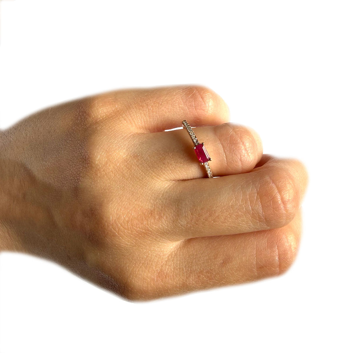 Anillo en oro rosa 10K con rubí y diamantes 0.11ctw