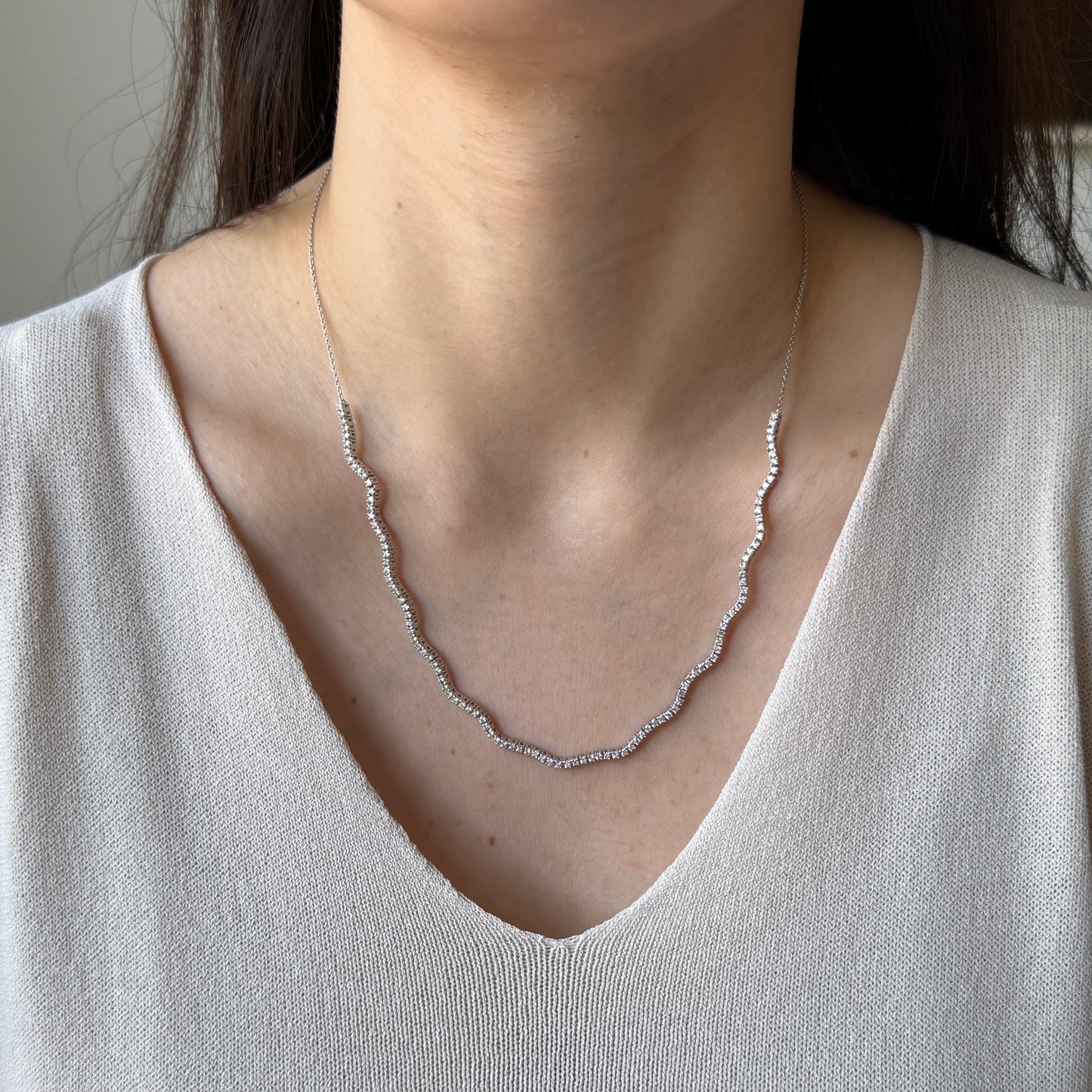 Collar en oro blanco 14k de curvas de diamantes 1.80ctw y cadena ajustable