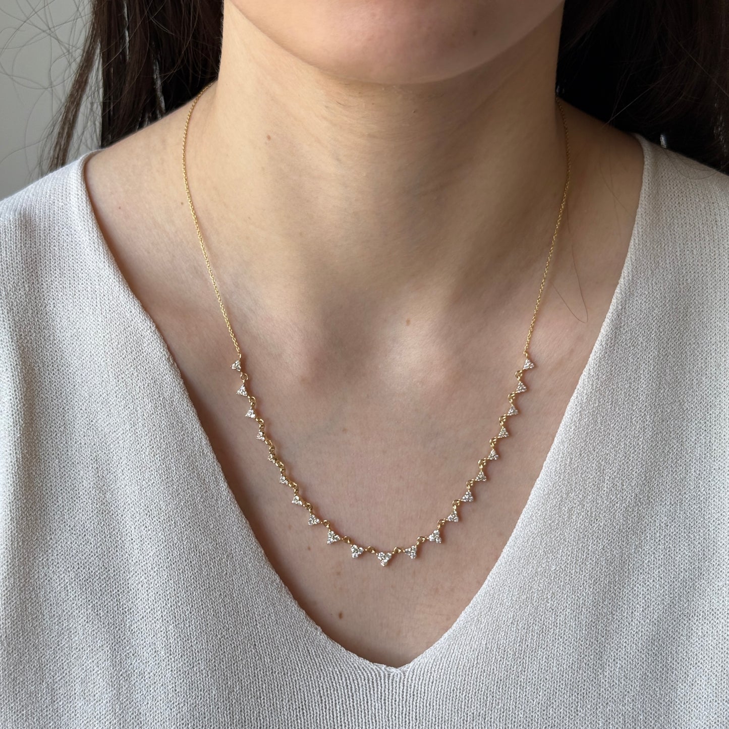 Collar en oro amarillo 14k con triángulos de diamantes 0.95ctw y cadena ajustable
