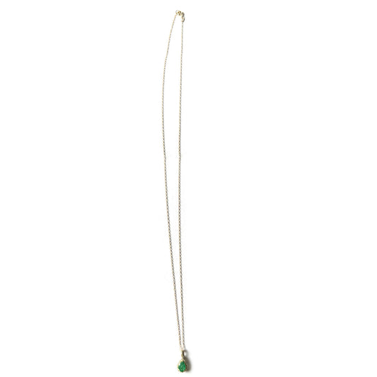 Collar en oro amarillo 10k con esmeralda corte pera 0.50ct con pasacadena y halo de diamantes 0.13ctw