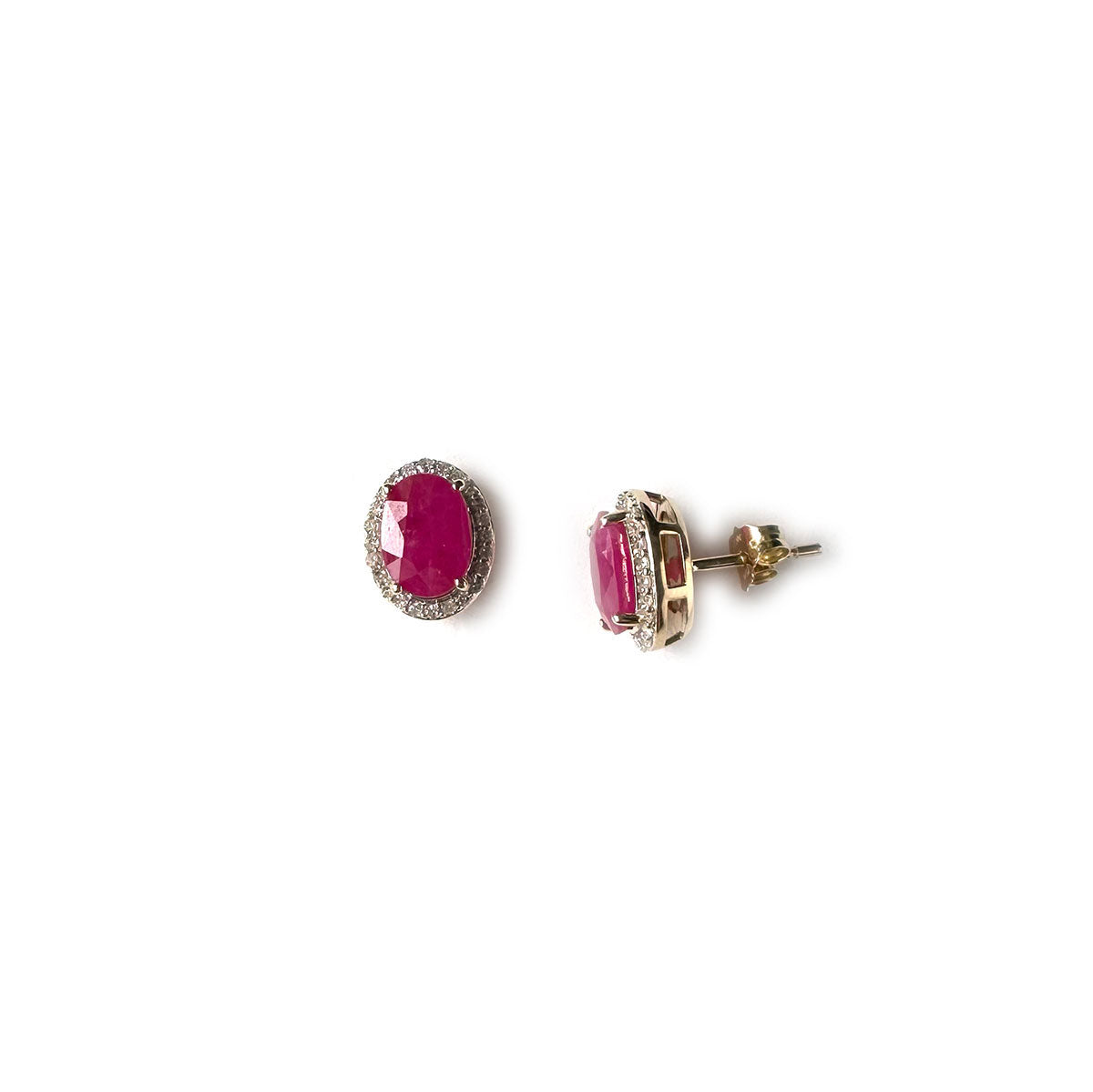 Aretes en oro amarillo 10k con rubí ovalado y halo de diamantes 0.25ctw