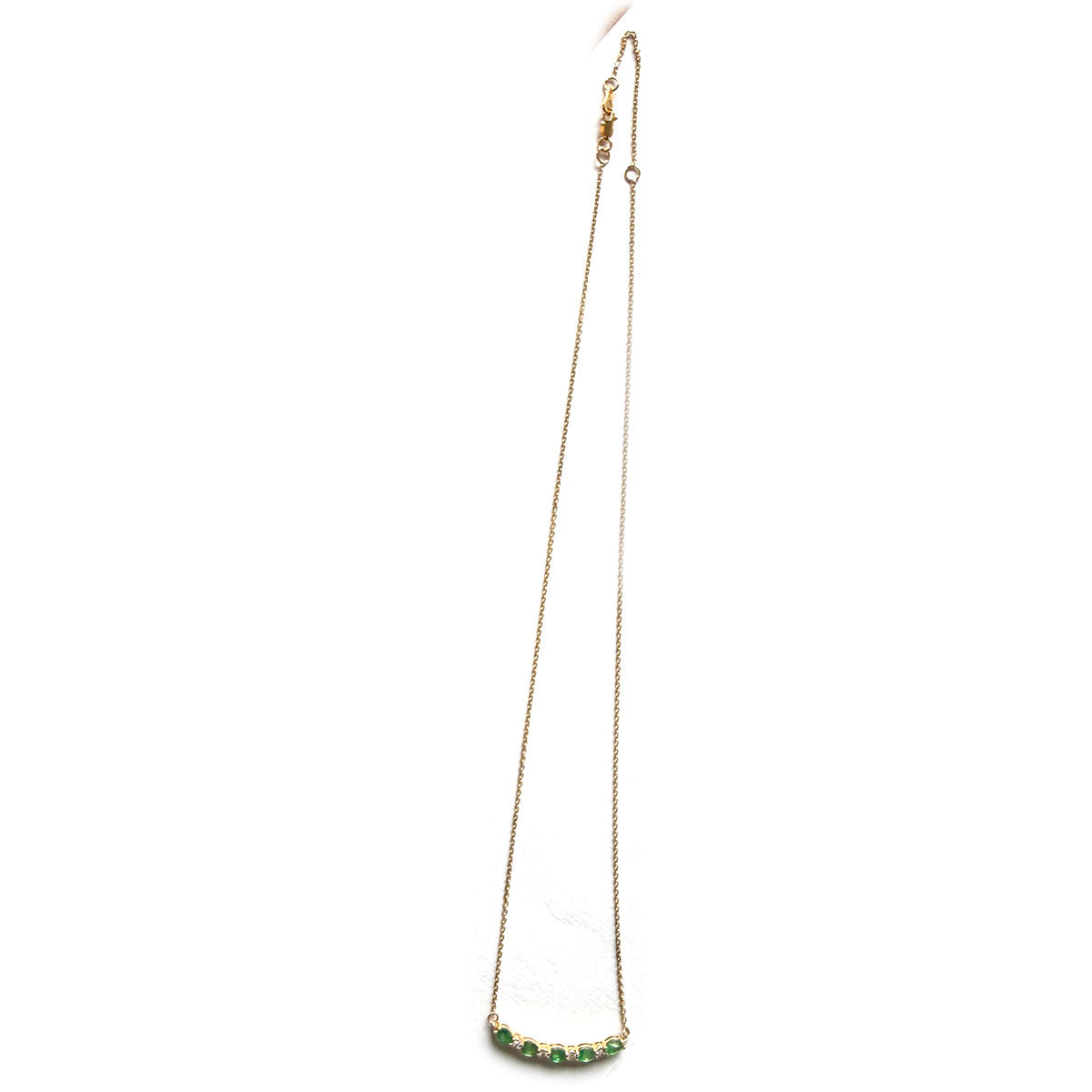 Collar en oro amarillo 10k con curva de esmeraldas y diamantes