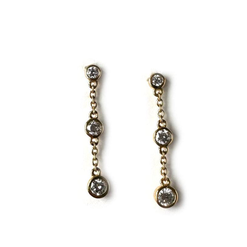 Aretes de plata con baño de oro amarillo y tres diamantes de laboratorio 1ctw