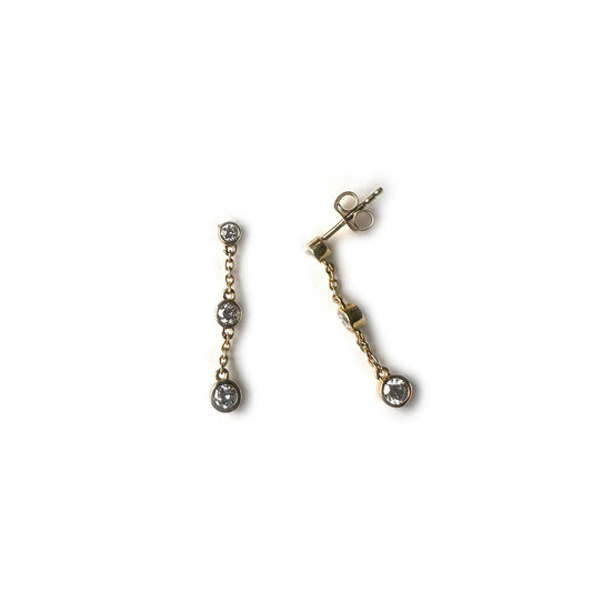 Aretes de plata con baño de oro amarillo y tres diamantes de laboratorio 1ctw