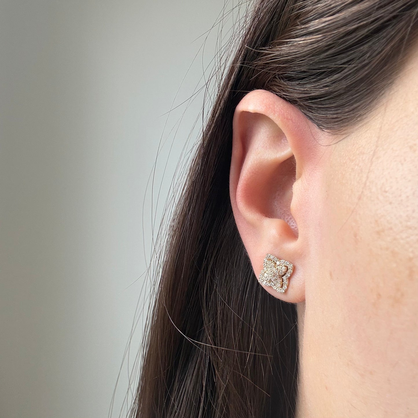 Aretes en oro amarillo 14K de flor de diamantes 0.56 ctw