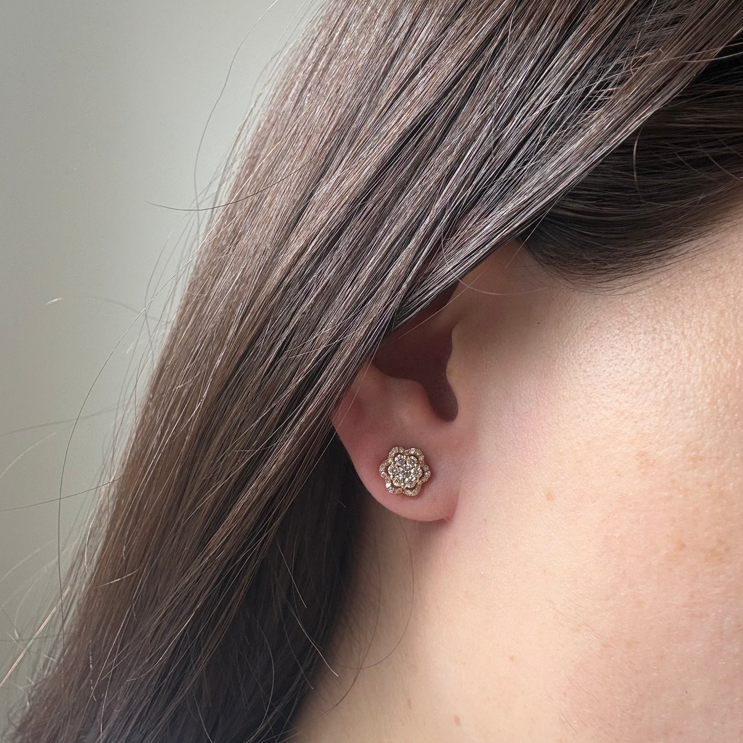 Aretes en oro amarillo 14k en forma de flor de diamantes 0.50ctw