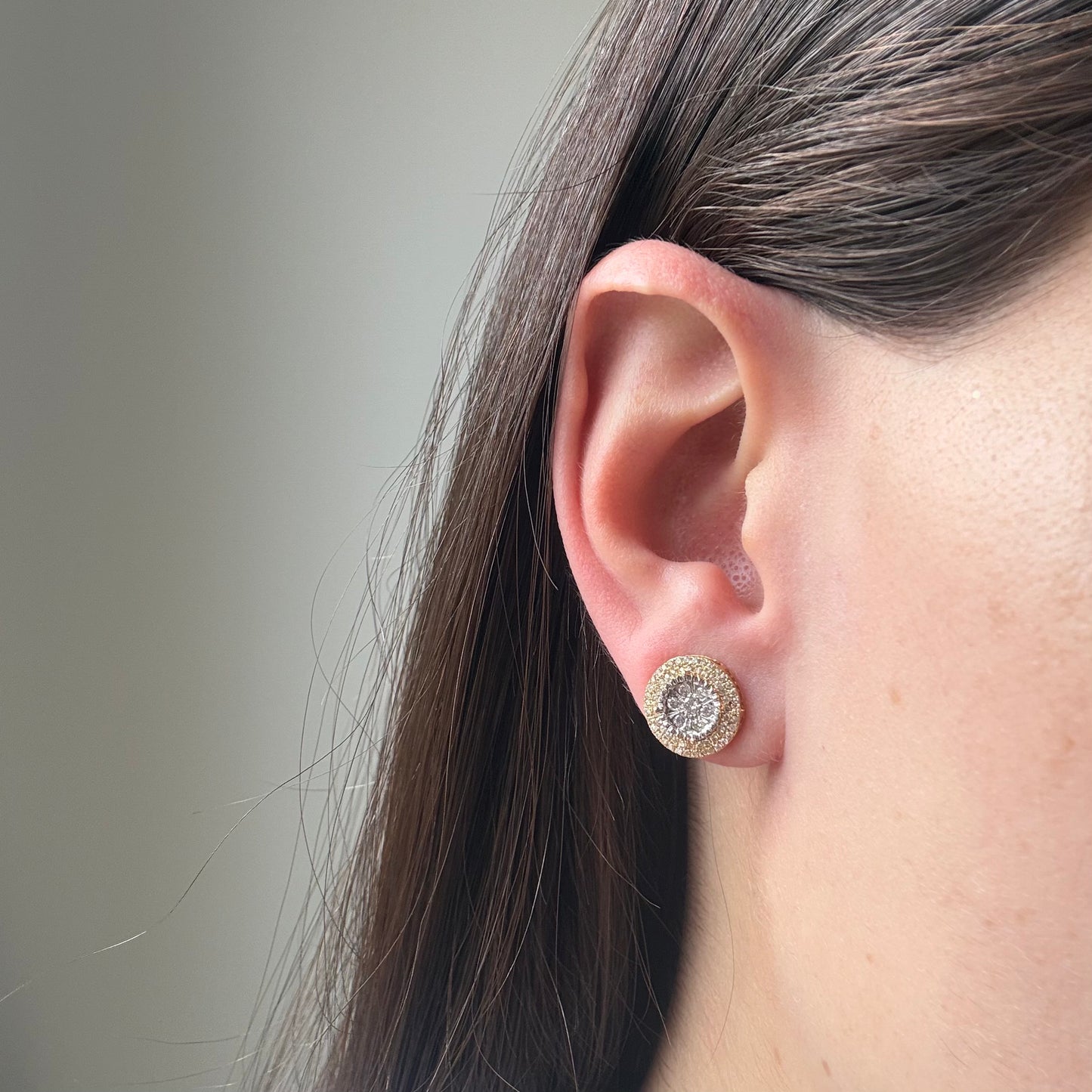 Aretes redondos en oro blanco y amarillo 14k con diamantes 0.55ctw