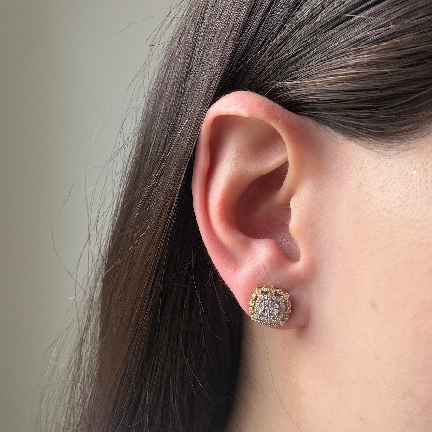 Aretes en oro blanco y amarillo 14k con diamantes redondos y baguettes