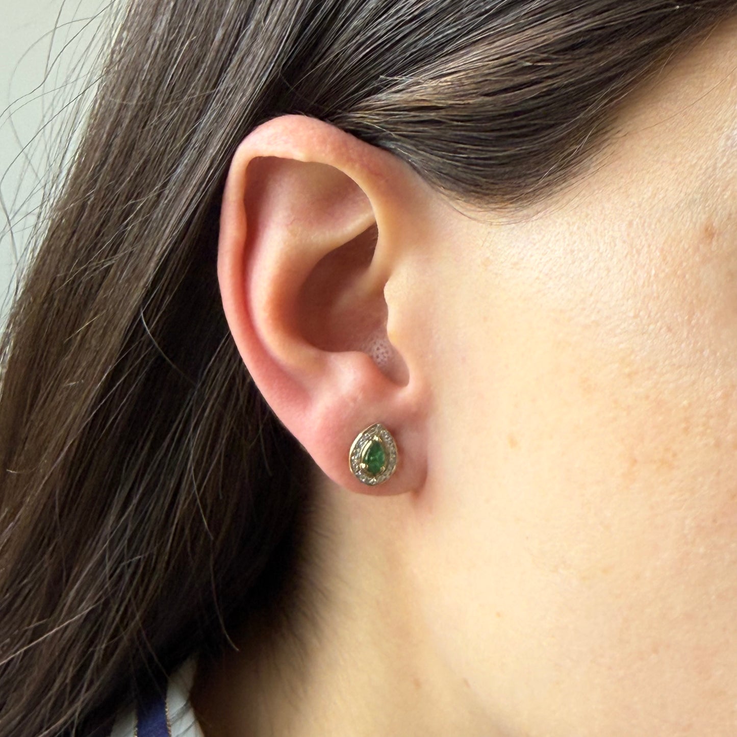 Aretes en oro amarillo 10K con gota de esmeralda y halo de diamantes 0.07ctw