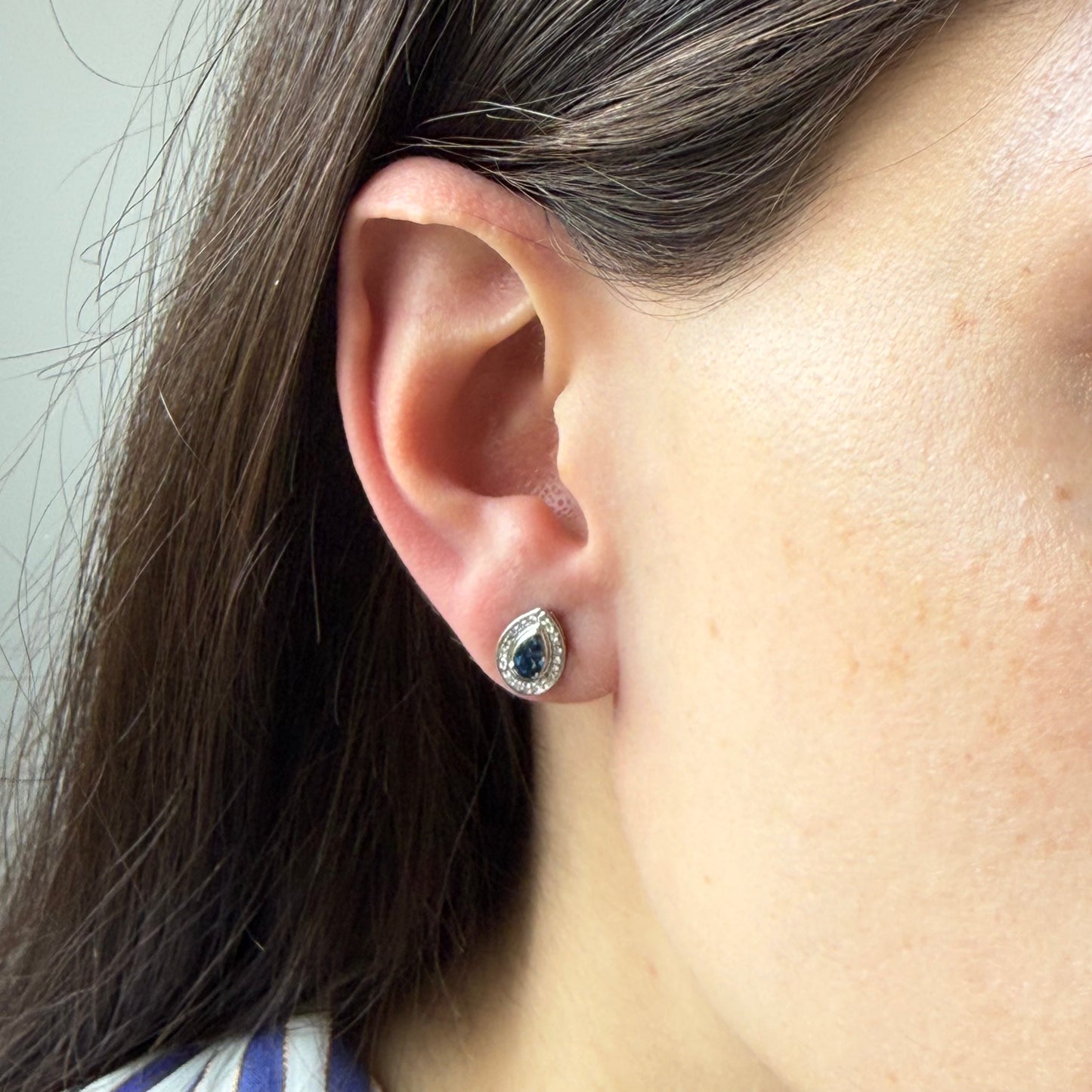 Aretes en oro blanco 10K con gota de zafiro y halo de diamantes 0.07ctw