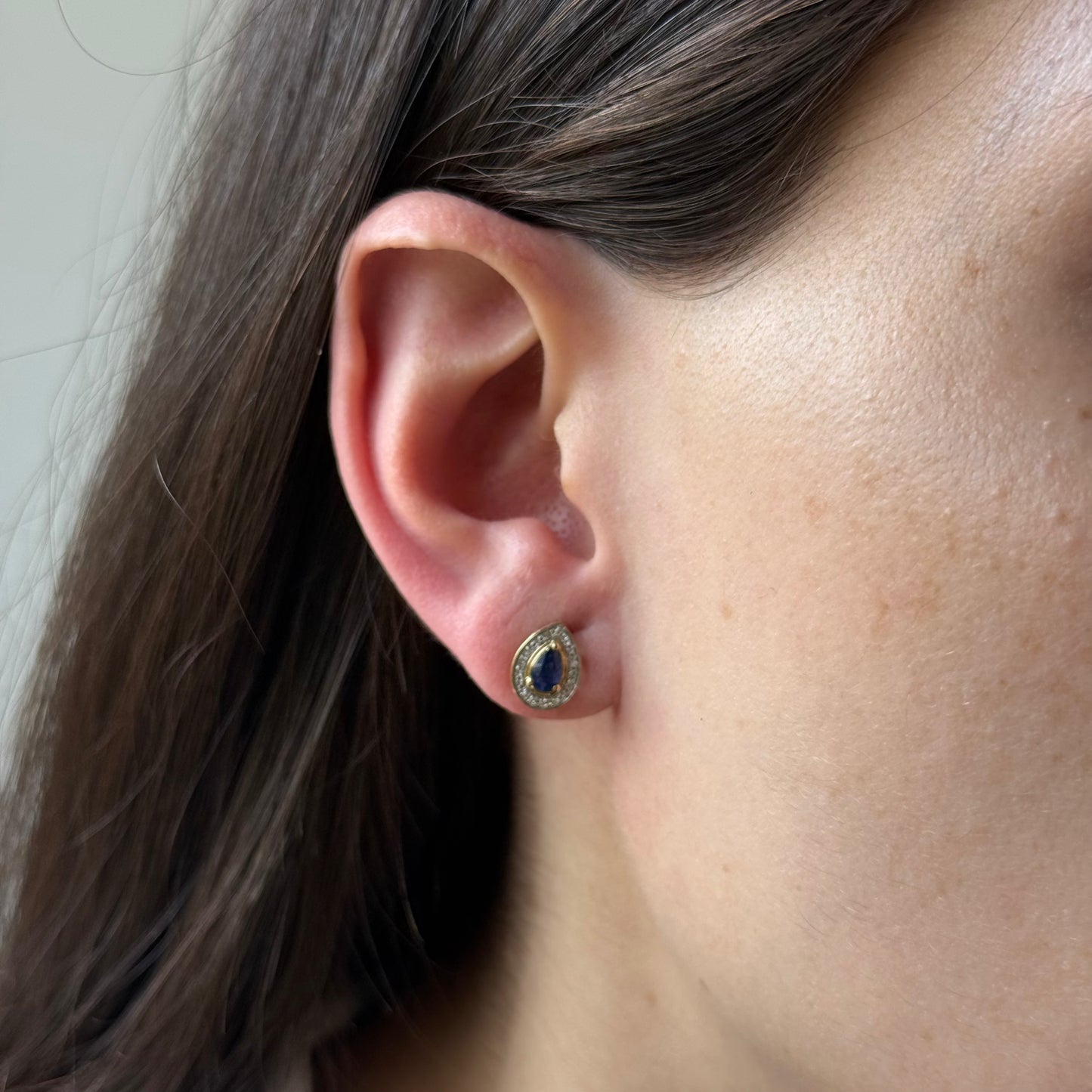 Aretes en oro amarillo 10K con gota de zafiro y halo de diamantes 0.07ctw