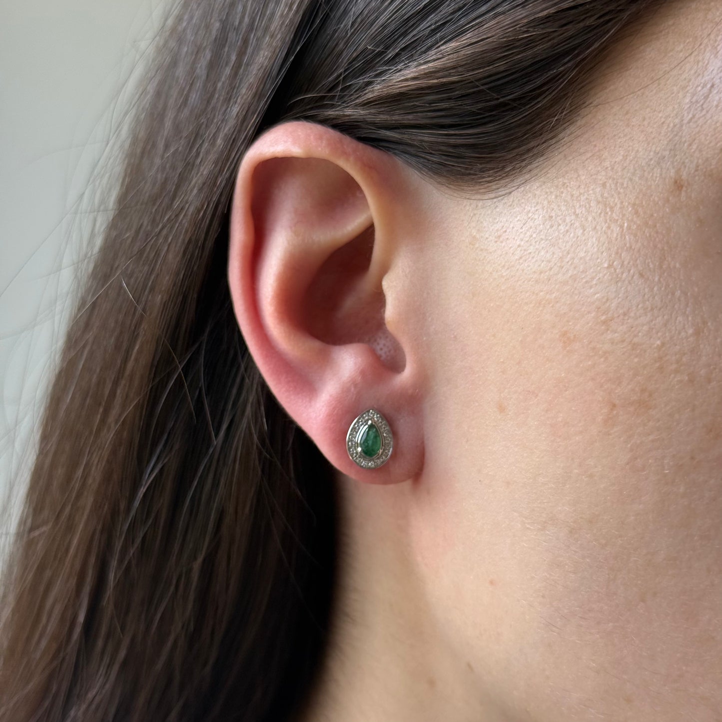 Aretes en oro blanco 10K con gota de esmeralda y halo de diamantes 0.07ctw