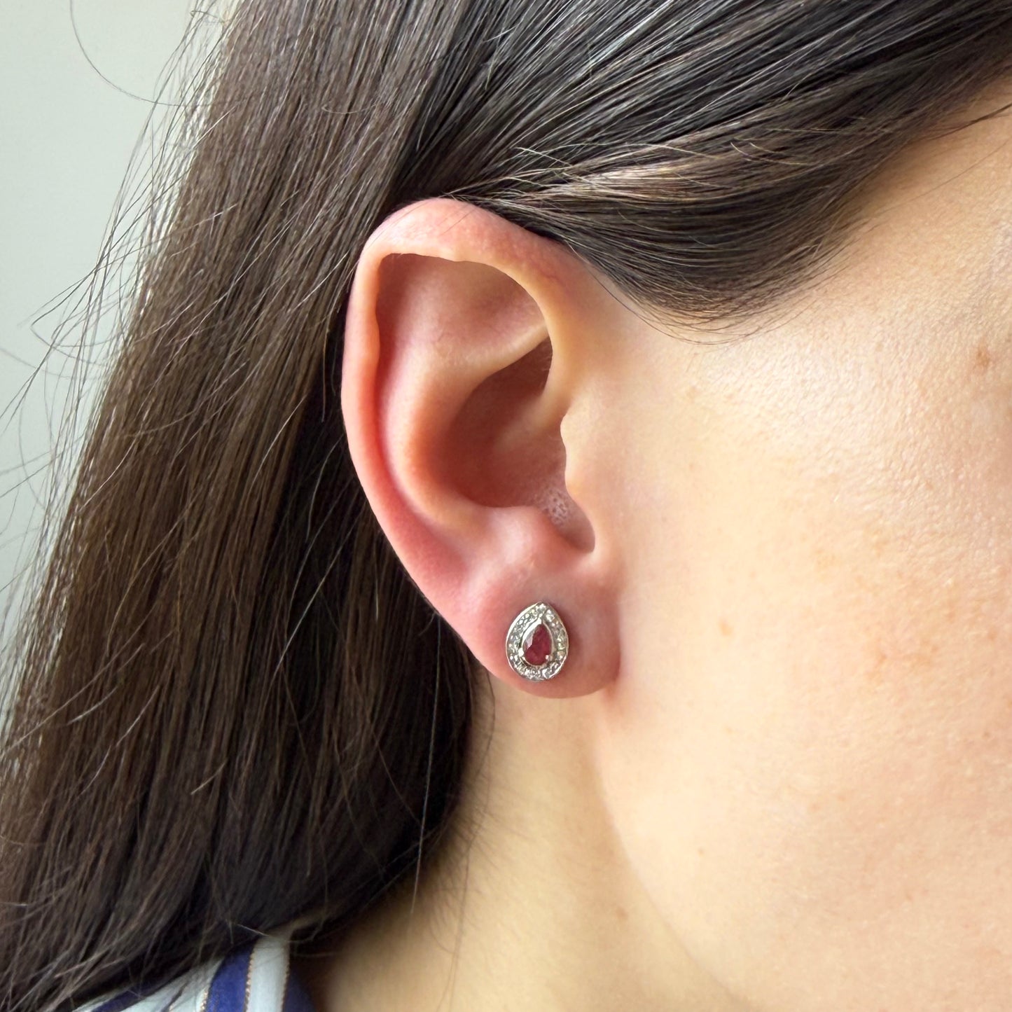 Aretes en oro blanco 10K con gota de rubí y halo de diamantes 0.07ctw