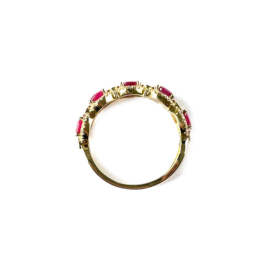 Anillo en oro amarillo 14k con rubíes ovalados y halo de diamantes 0.35ctw