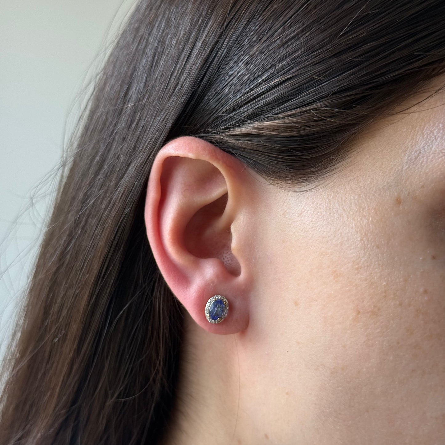 Aretes en oro amarillo 10k con zafiros ovalados y halo de diamantes 0.15ctw