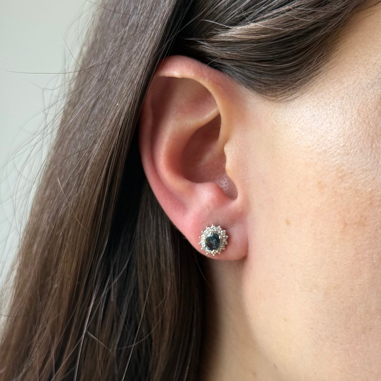 Aretes ovalados en oro blanco 10K con topacio london blue y halo de diamantes 0.25ctw