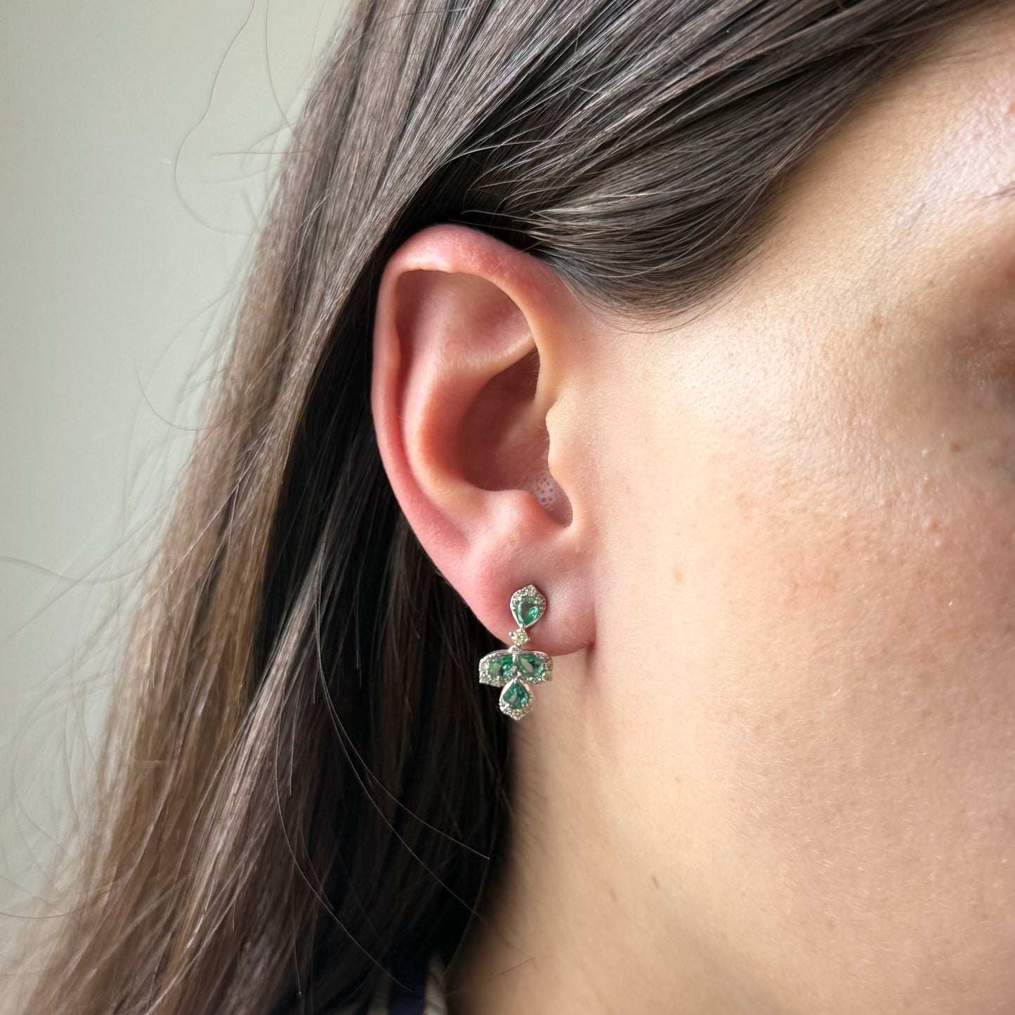 Aretes mini chandelier en oro blanco 14K con esmeraldas 1ctw y diamantes 0.32 cta