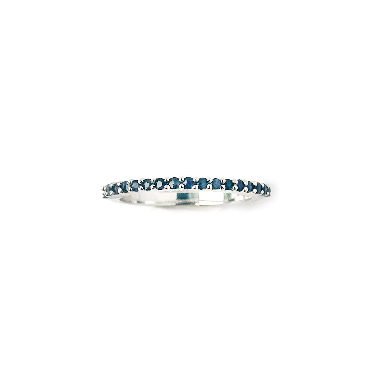 Anillo medio cintillo de zafiros en oro blanco 10k