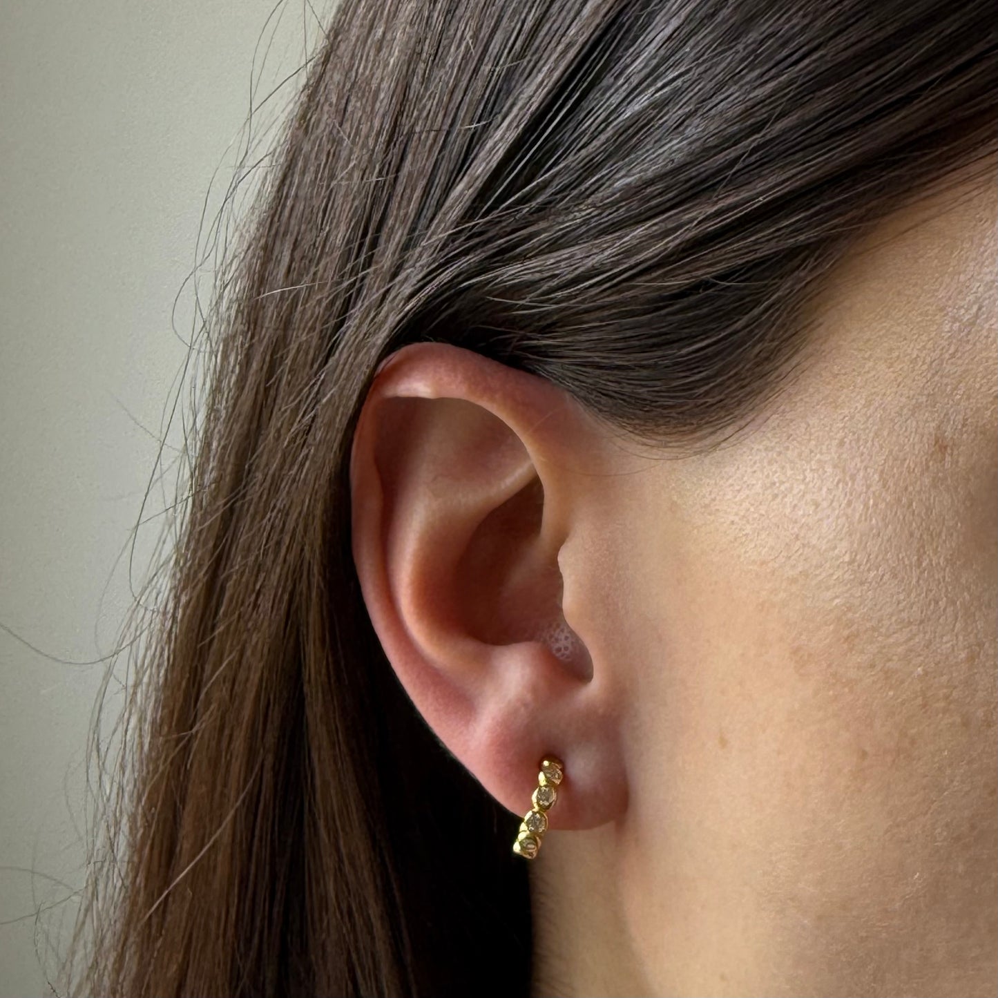 Argollas en plata con baño de oro amarillo con moissanitas biseladas