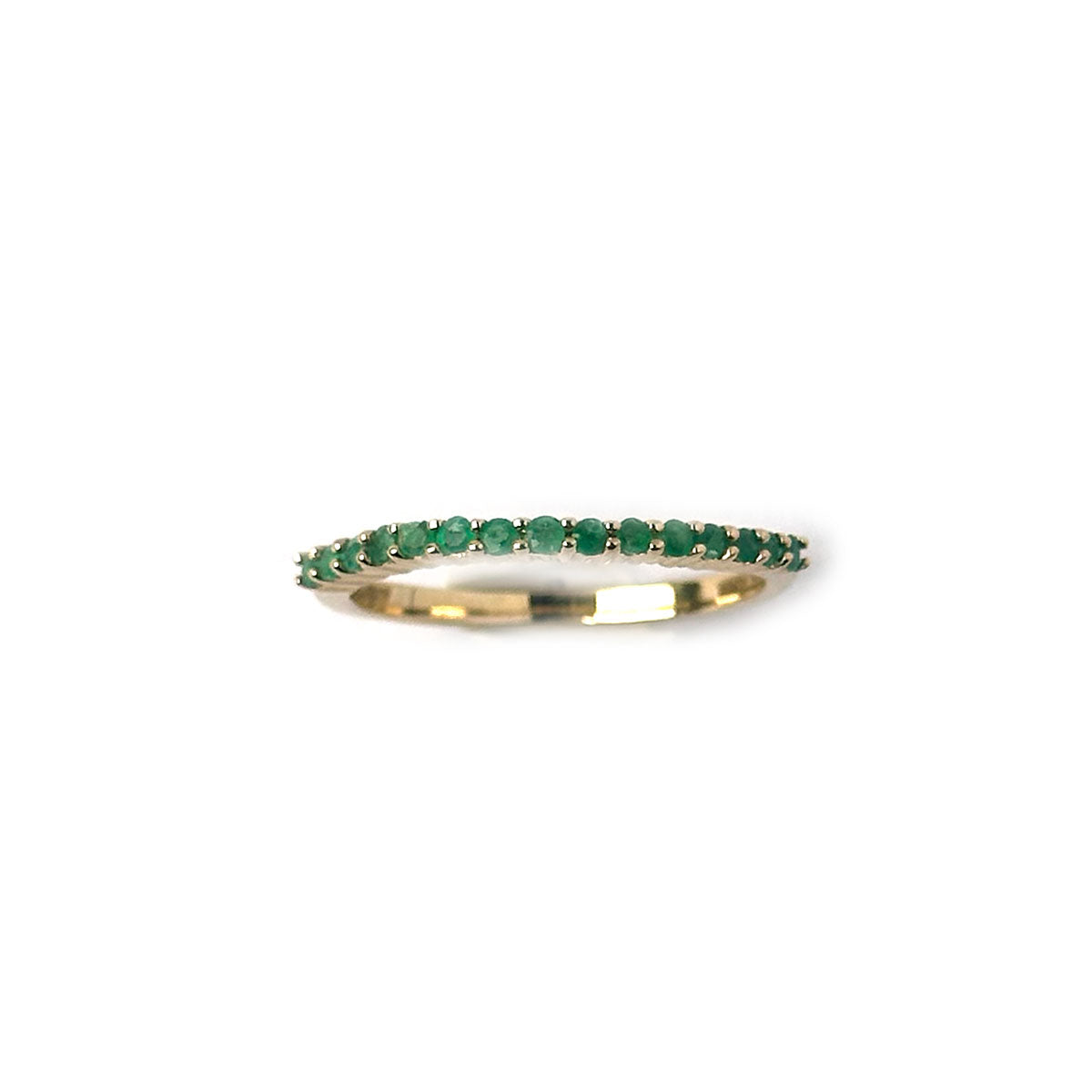 Anillo medio cintillo de esmeraldas en oro amarillo 10k