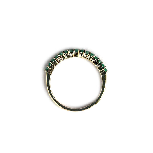 Anillo medio cintillo de esmeraldas en oro amarillo 10k