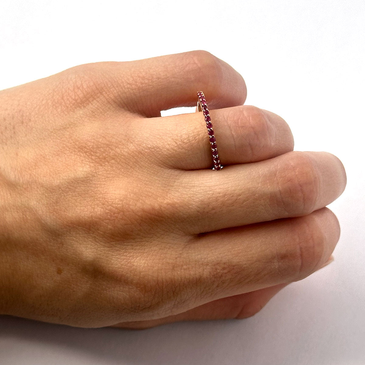 Anillo medio cintillo de rubíes en oro amarillo 10k