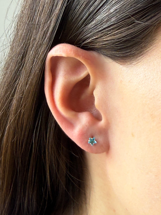 Aretes mini estrella con circón celeste en oro amarillo 14K con tope rosca
