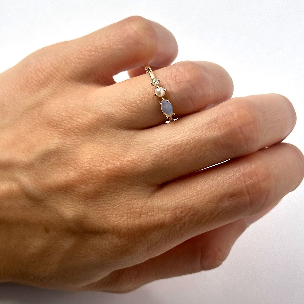 Anillo en oro amarillo 14k con ópalo, perla y diamante 0.05ct