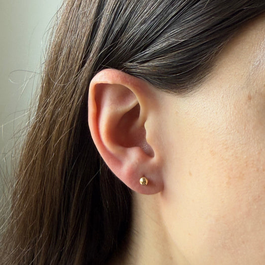 Aretes bolita de 4mm en oro amarillo 14k con tope rosca