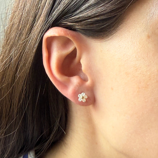 Aretes flor de madre perla con bolita de oro en el centro en oro amarillo 14k con tope rosca