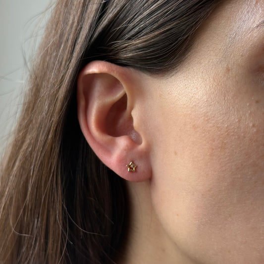 Aretes de estrella con diamante en oro amarillo 14K con tope rosca