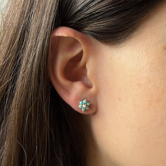 Aretes flor con perla en el centro y pétalos de turquesas en oro amarillo 14K con tope rosca