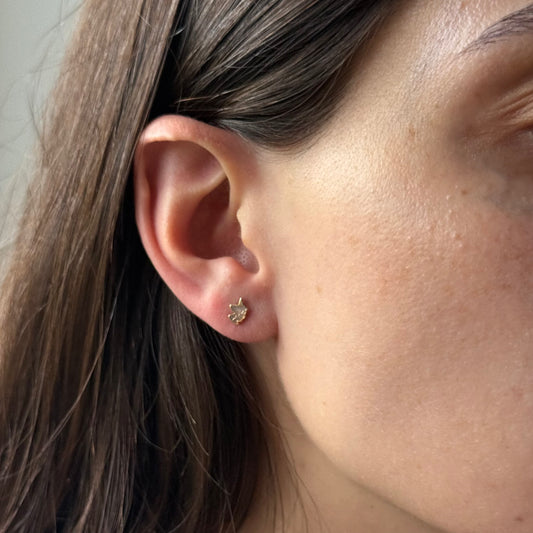 Aretes unicornio con madre perla en oro amarillo 14K con tope rosca