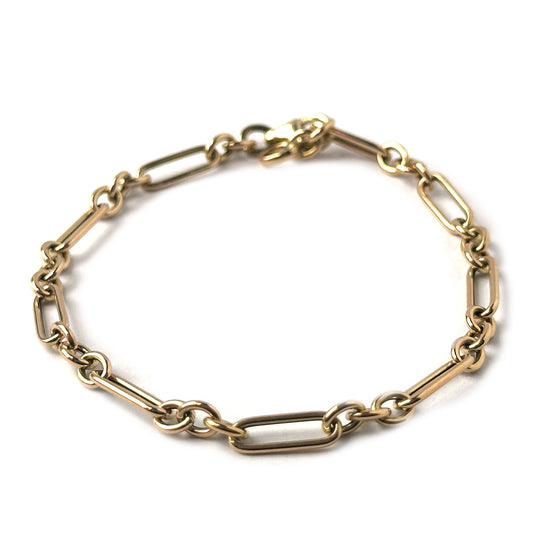 Pulsera de cadena eslabones largos y cortos estilo paper clip en oro amarillo 14K