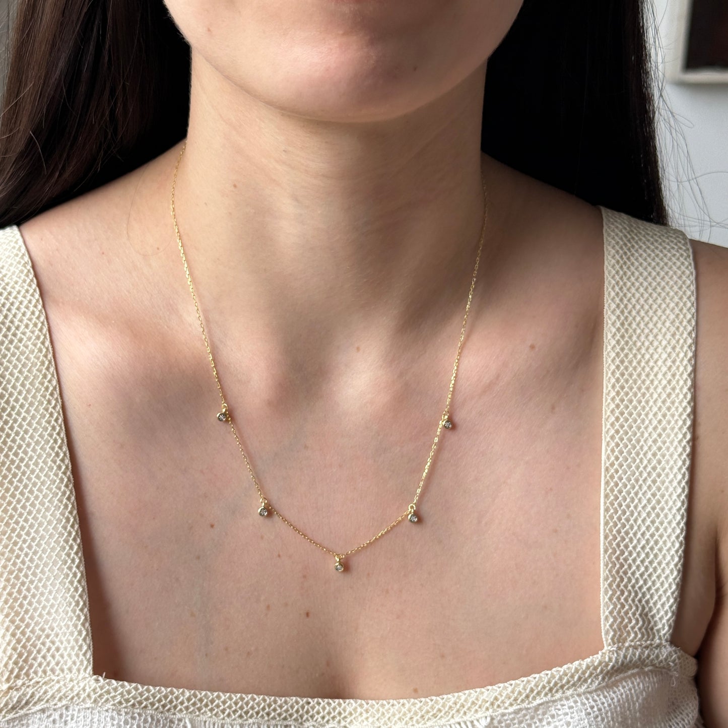 Collar de plata con baño de oro con 5 diamantes colgantes