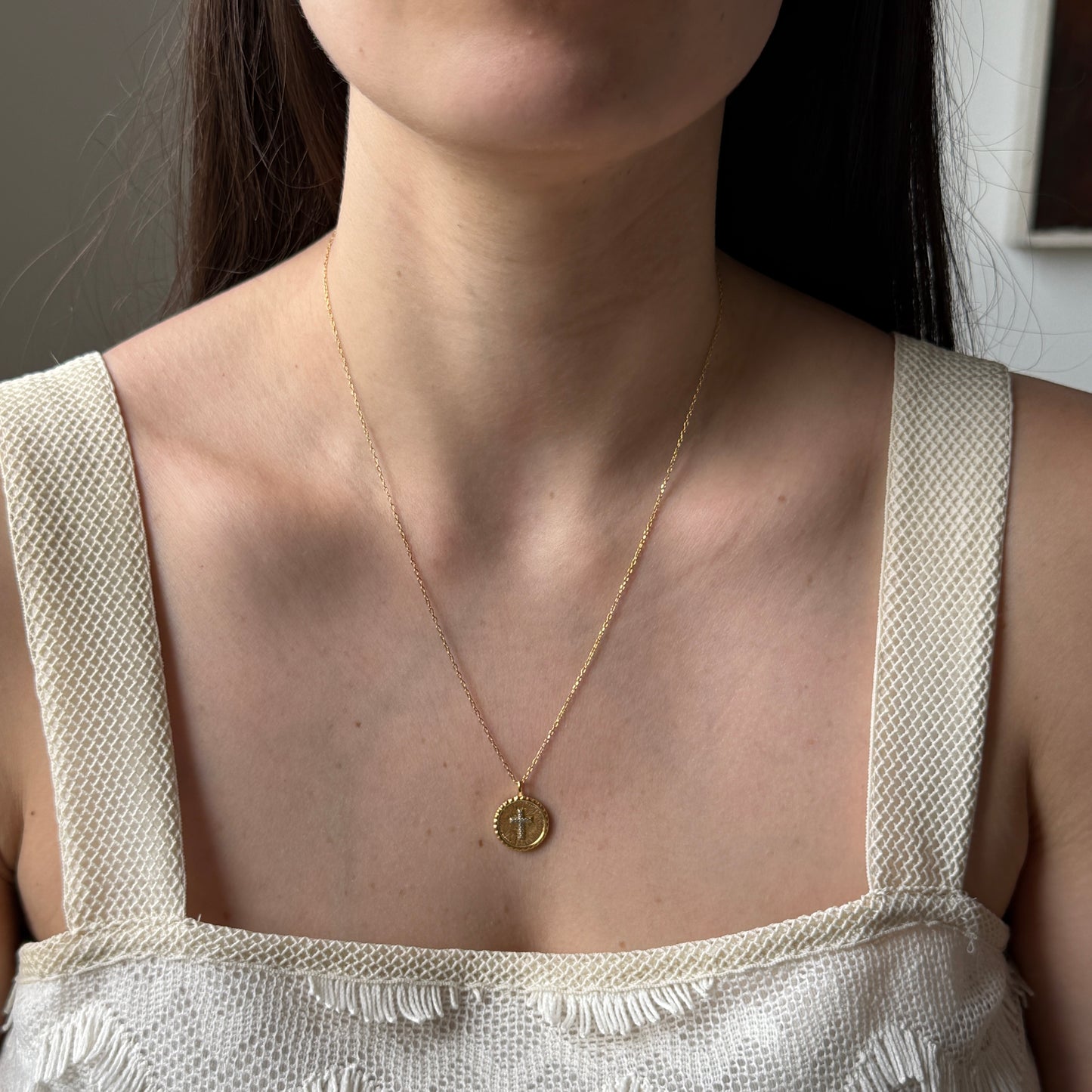 Collar de plata con baño de oro y medalla de cruz de diamantes