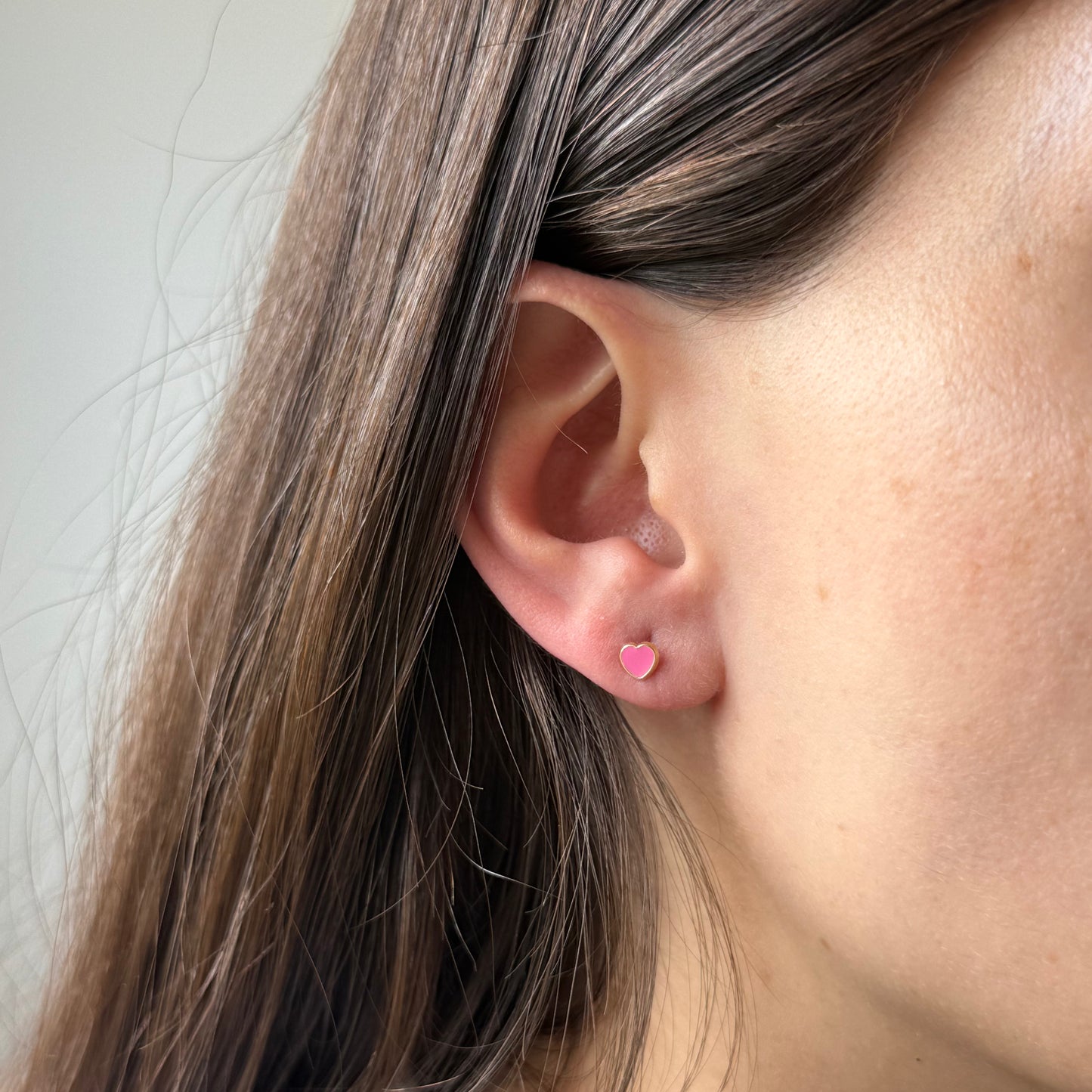 Arete con corazón esmaltado rosa en oro amarillo de 14k con tope rosca