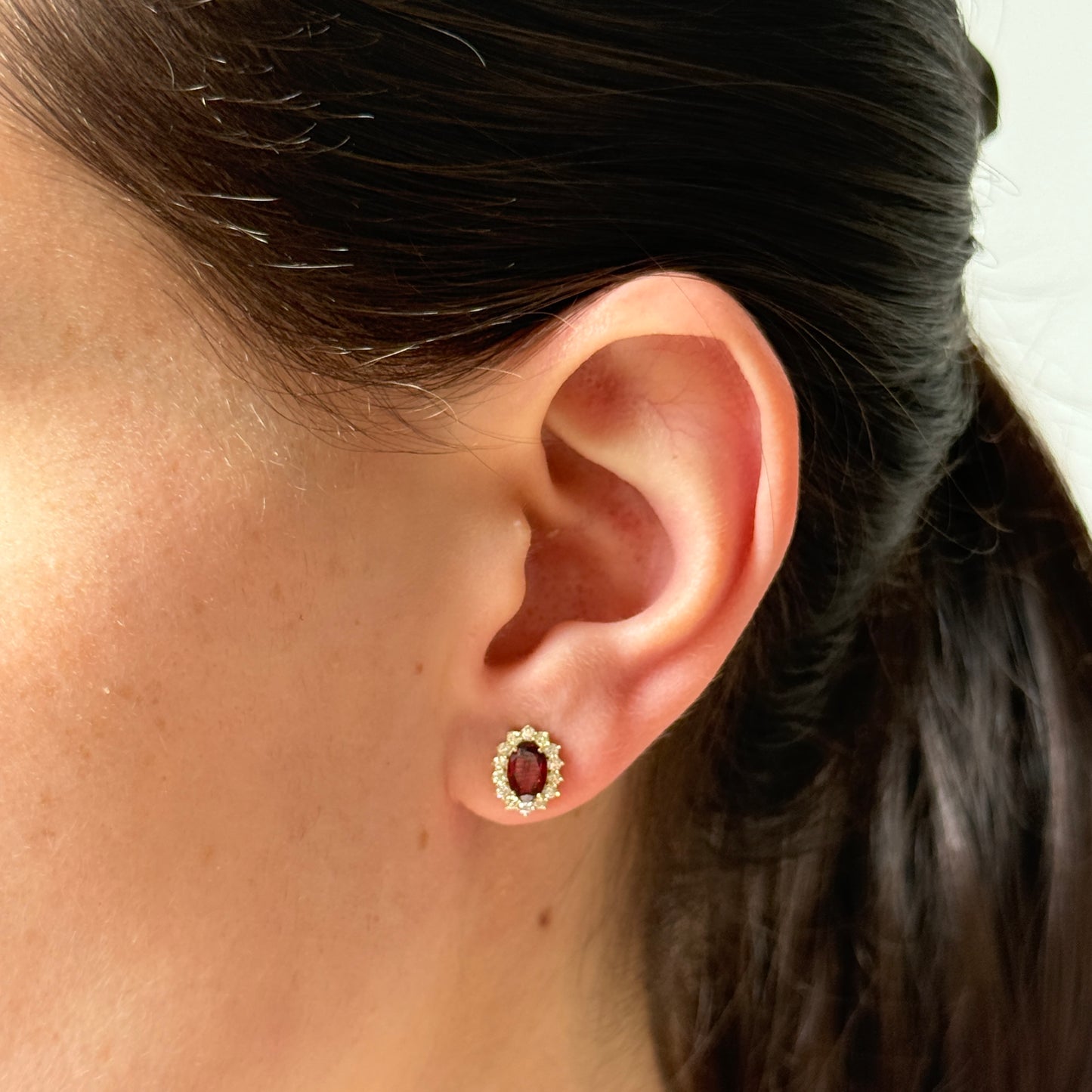 Aretes en oro amarillo 10k con granates ovalados y halo de diamantes 0.35ctw