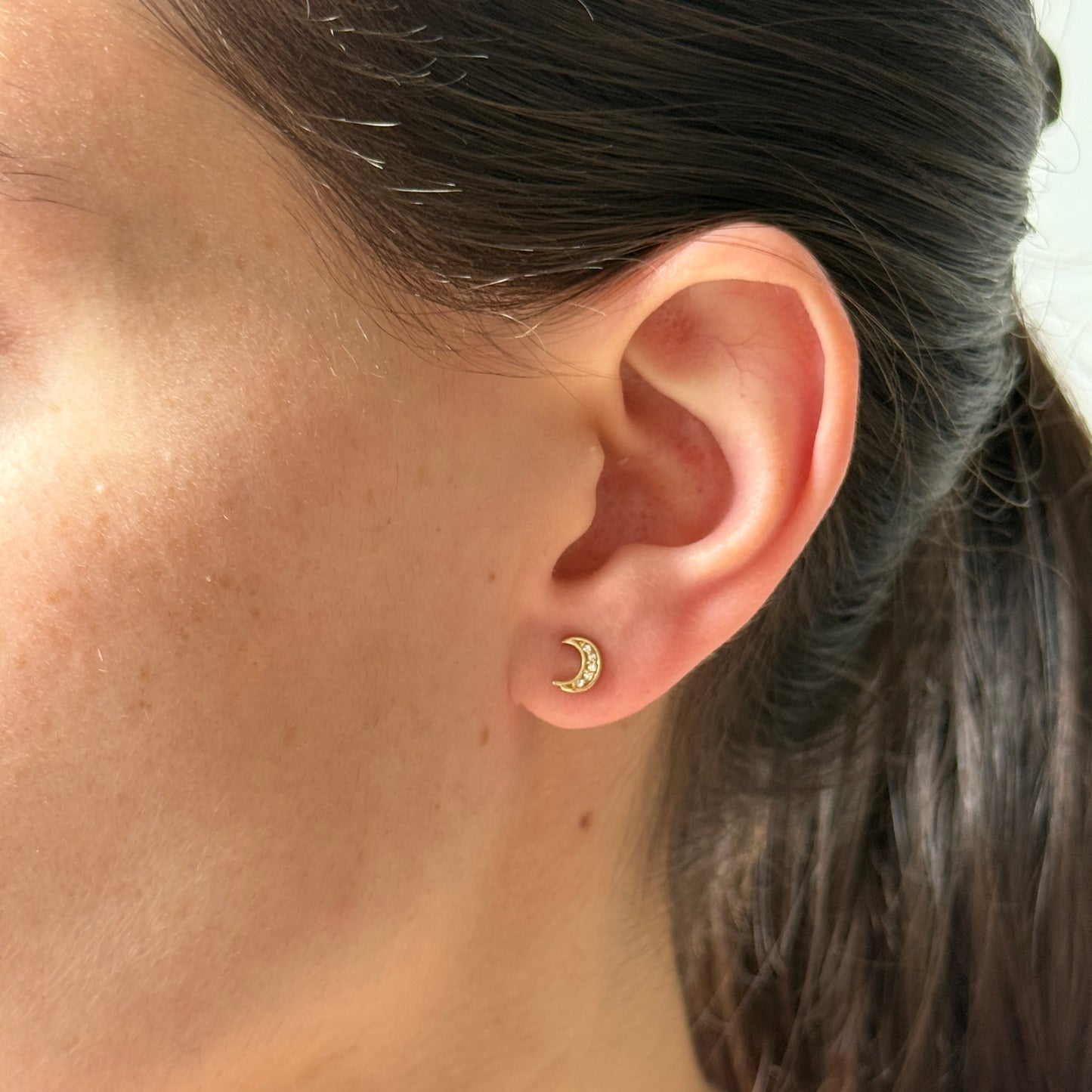 Aretes en oro amarillo 10k de Luna con diamantes 0.03ctw