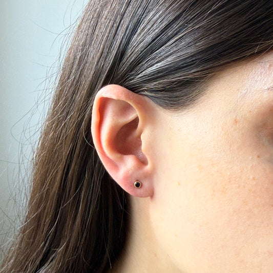 Aretes en oro amarillo 14k con circón azul biselado borde fino con tope rosca