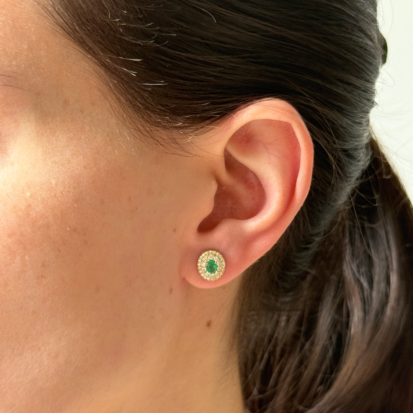 Aretes en oro amarillo 10k con esmeralda ovalada y doble halo de diamantes 0.40ctw