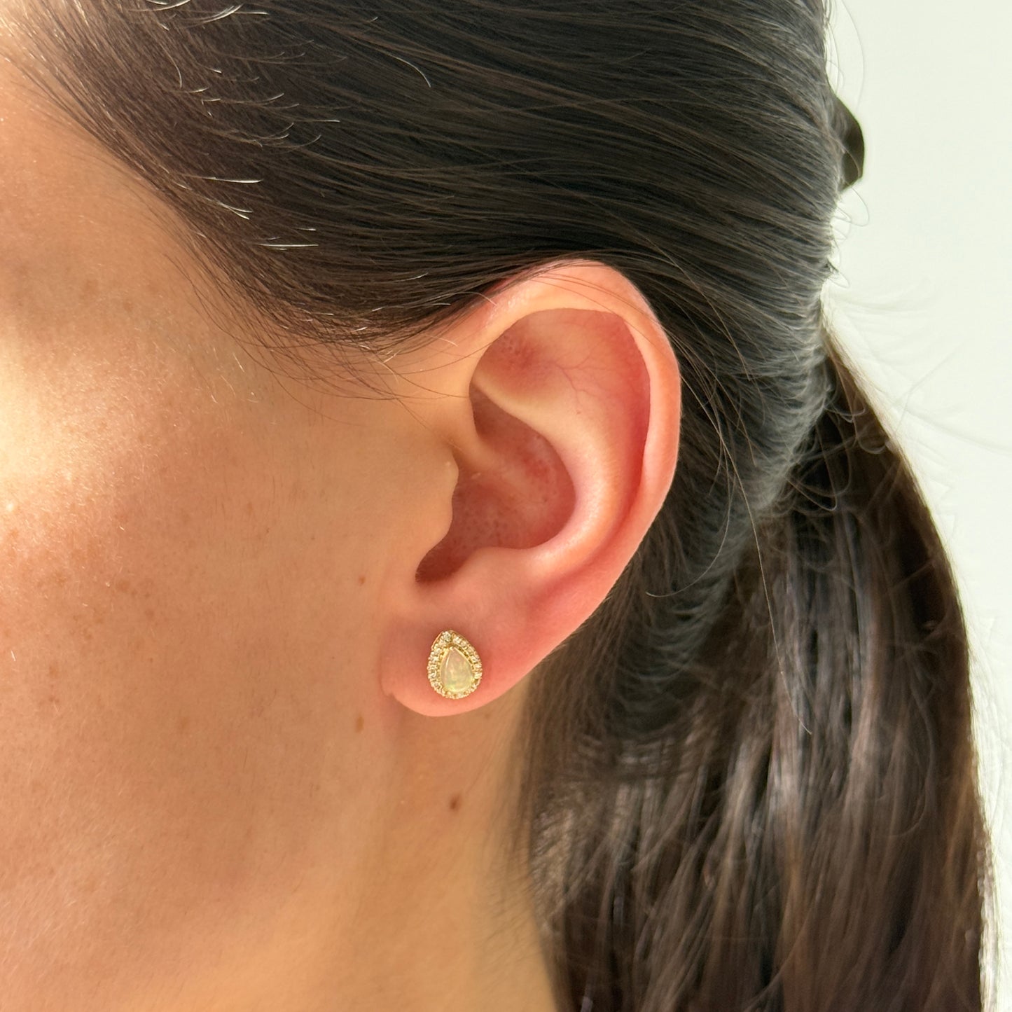 Aretes en oro amarillo 10k con opalos en forma de gota y halo de diamantes 0.18ctw