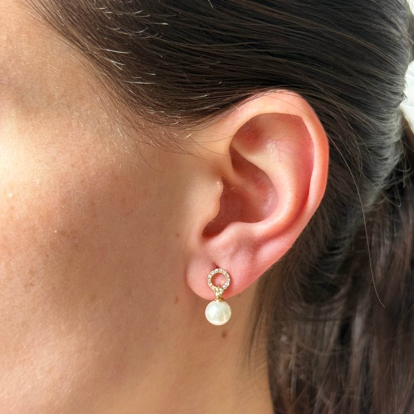Aretes en oro amarillo 10k de circulo de diamantes 0.18ctw y perla colgante con broche a rosca