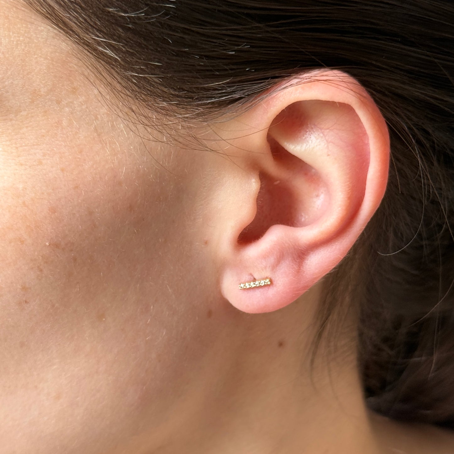 Aretes en oro amarillo 10k con barrita de diamantes 0.10ctw y perla colgante removible con broche a rosca