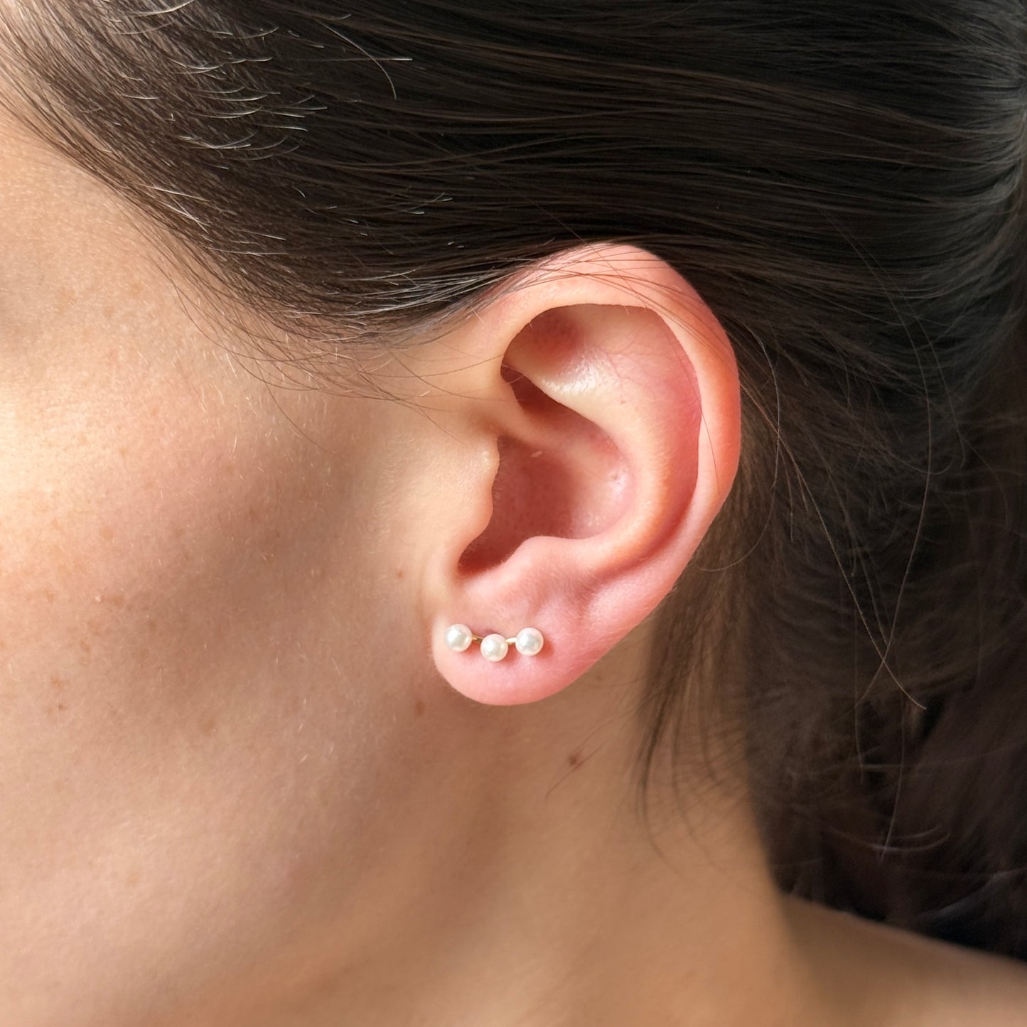 Aretes de oro amarillo 14k con 3 perlas