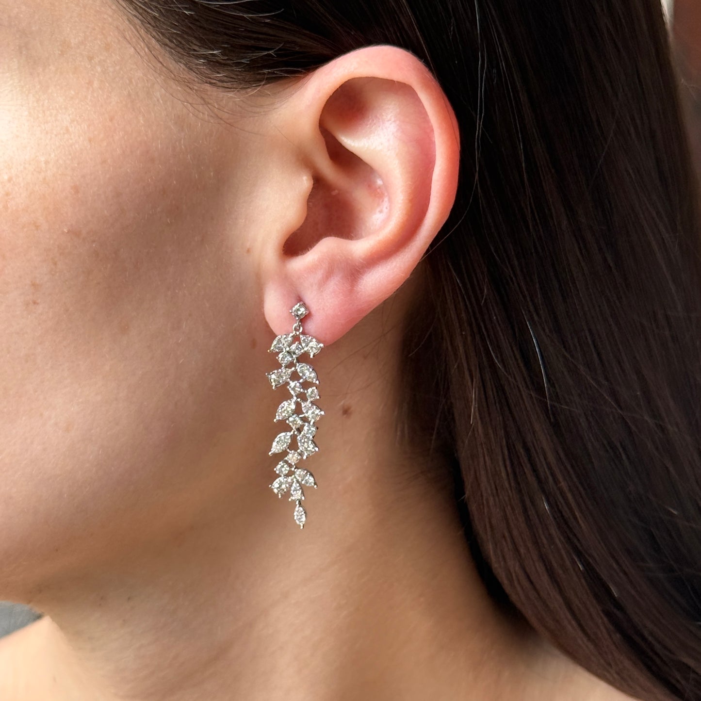 Aretes largos en oro blanco 10k con diamantes 2ctw