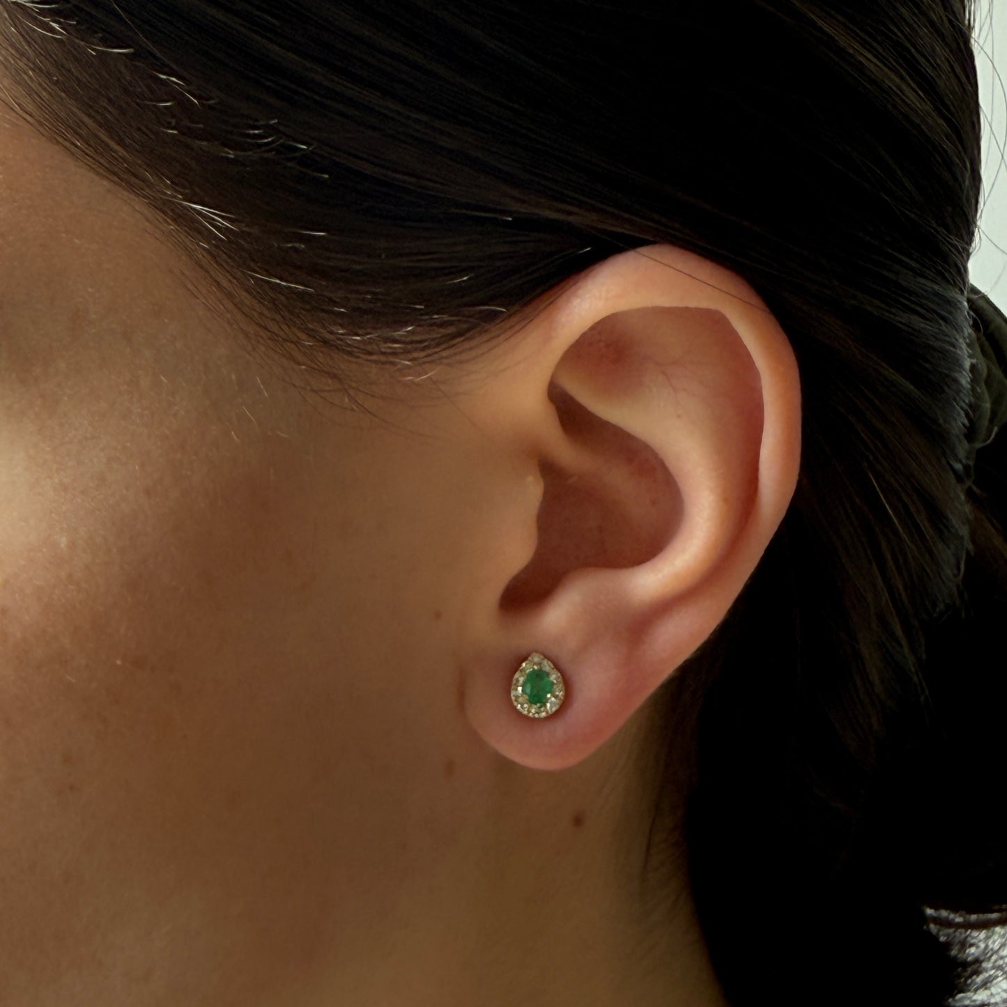 Aretes en oro amarillo 10k con esmeralda corte pera y halo de diamantes 0.18ctw